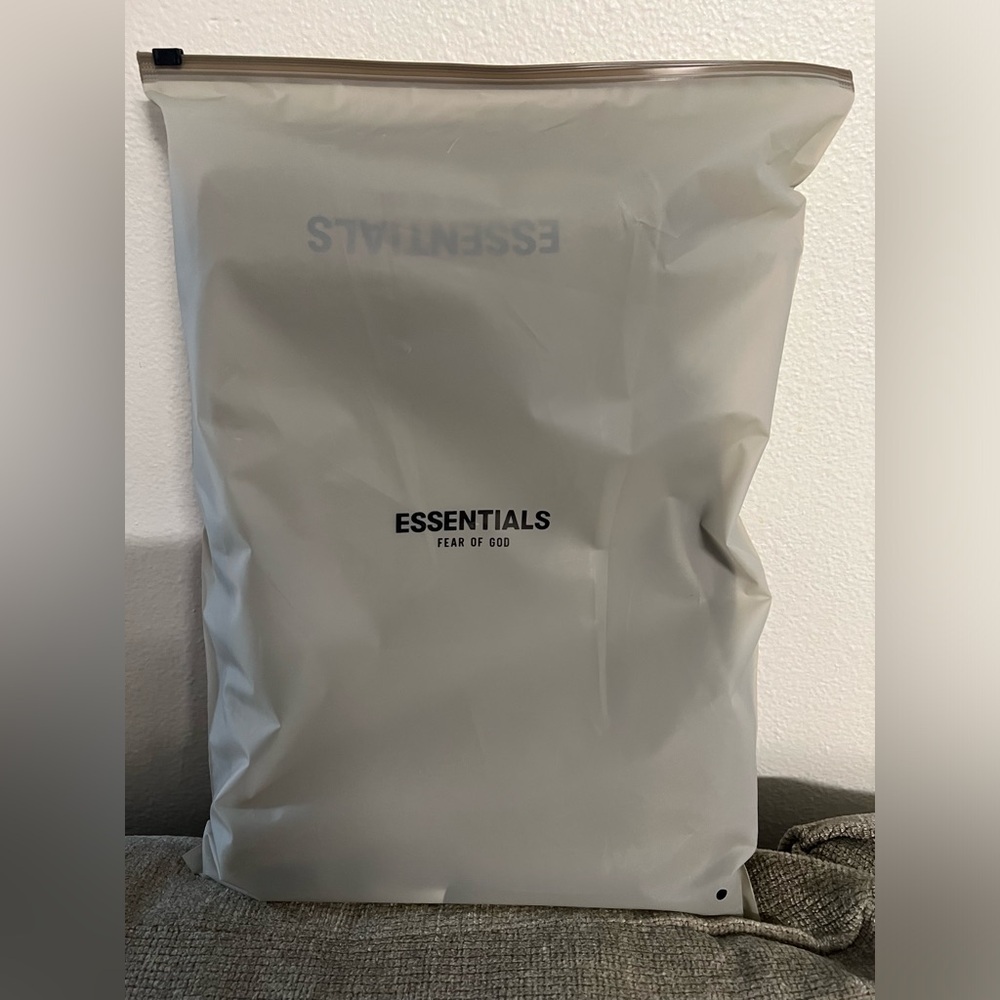 Essentials Fear of God Sweatpants ‘Pistachio’ color